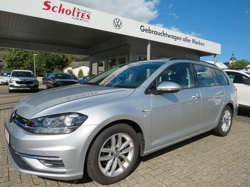 Reflexsilber metallic Gebraucht 2020 VW Golf VIII Comfortline Kombi | 18.480 € (Fairer Preis) - Bild 1/4