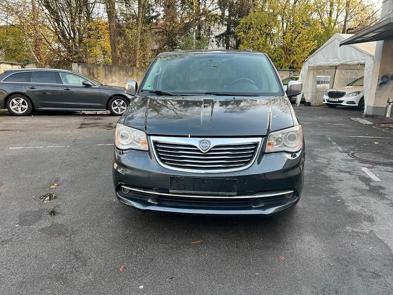 Grau Gebraucht 2013 Lancia Voyager Platinum Van / Kleinbus | 6.999 € (Etwas zu teuer) - Bild 1/4