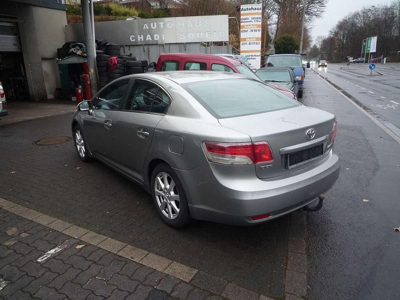 Gebraucht Toyota Avensis Executive 177 PS (130 kW) 2011 New medium silver Limousine