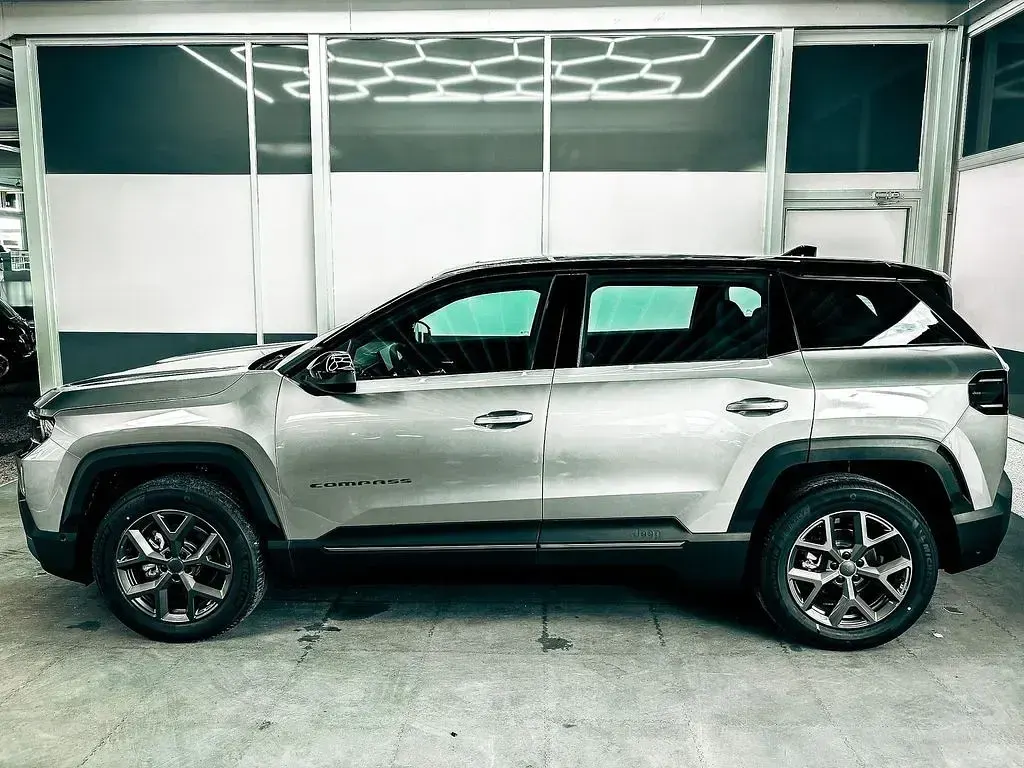 Neu Jeep Compass Altitude 145 PS (106 kW) 2026 Grau dach schwarz SUV
