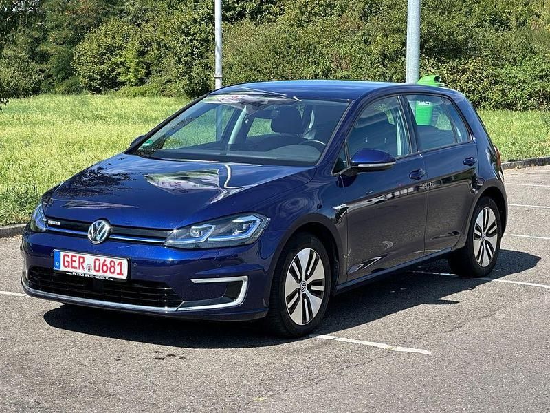 Blau Gebraucht 2018 VW e-Golf Kleinwagen | 9.990 € (Fairer Preis) - Bild 1/4