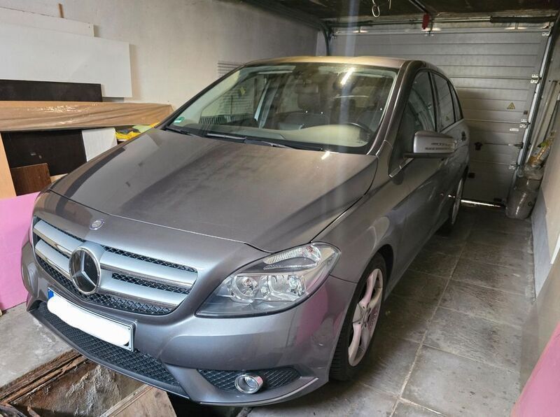 Grau Gebraucht 2014 Mercedes B200 Van / Kleinbus | 13.100 € (Guter Preis) - Bild 1/4