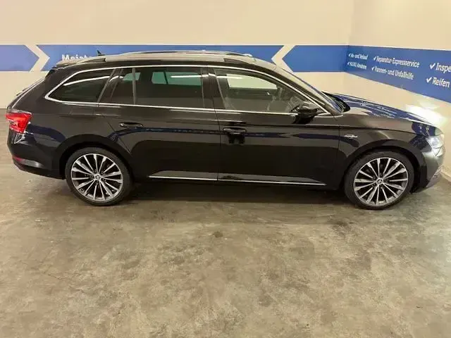 Gebraucht Skoda Superb LAURIN & KLEMENT 200 PS (147 kW) 2023 Schwarz Kombi