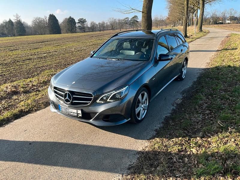 Grau Gebraucht 2015 Mercedes E220 Edition Kombi | 17.500 € - Bild 1/4
