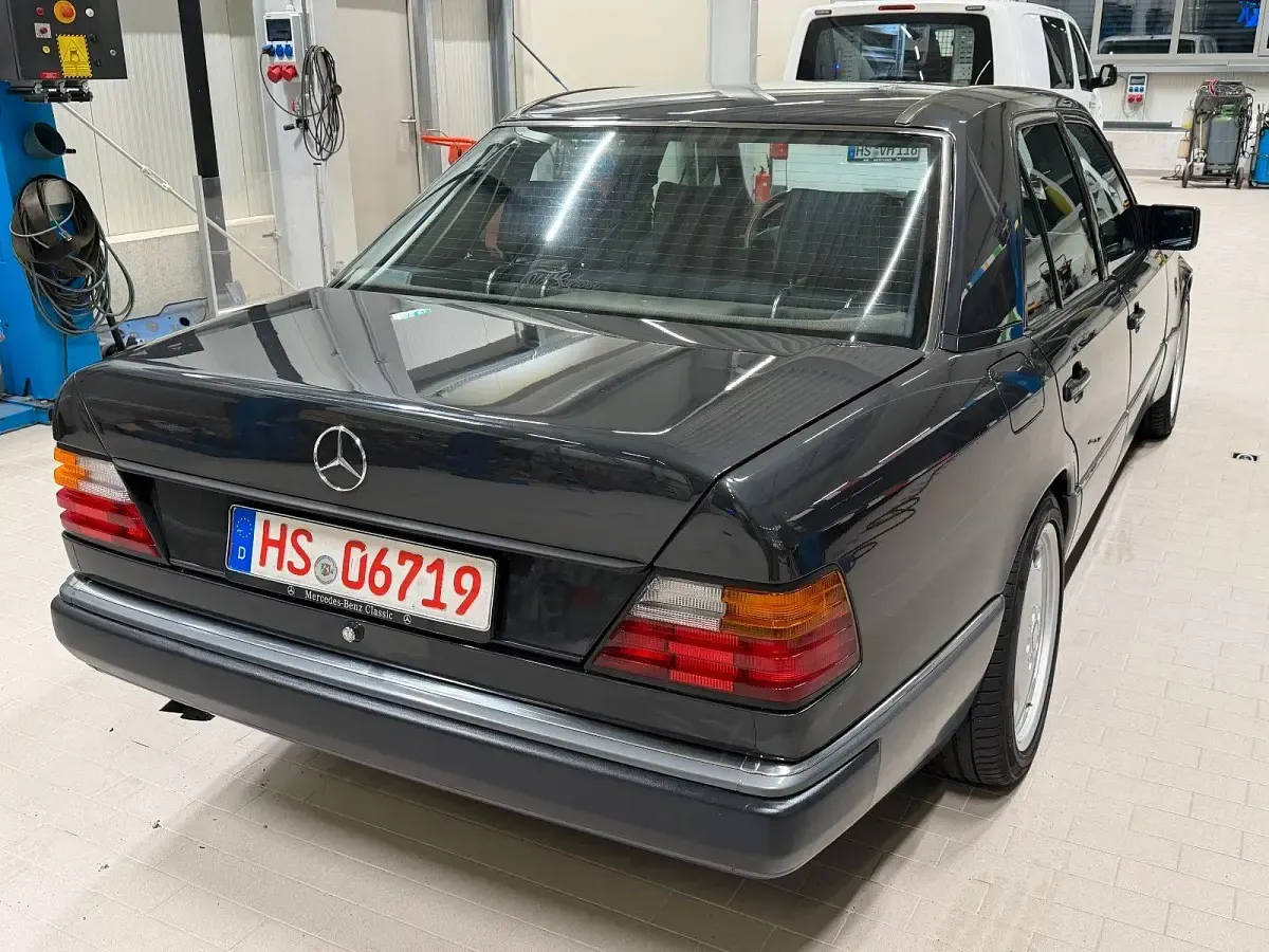Używany Mercedes E300 180 KM (132 kW) 1990 Szary Sedan/Limuzyna