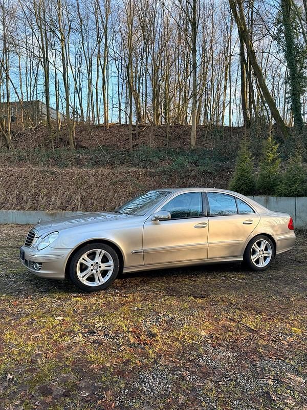 Gebraucht Mercedes E200 Avantgarde 184 PS (135 kW) 2008 Andere farben Limousine