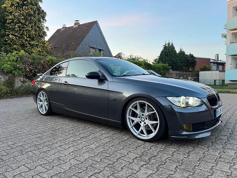 Grau Gebraucht 2007 BMW 325 Performance Coupé | 12.500 € - Bild 1/4
