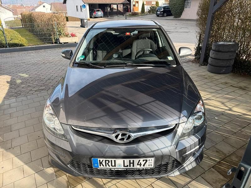 Gebraucht Hyundai i30 116 PS (85 kW) 2011 Grau Kleinwagen