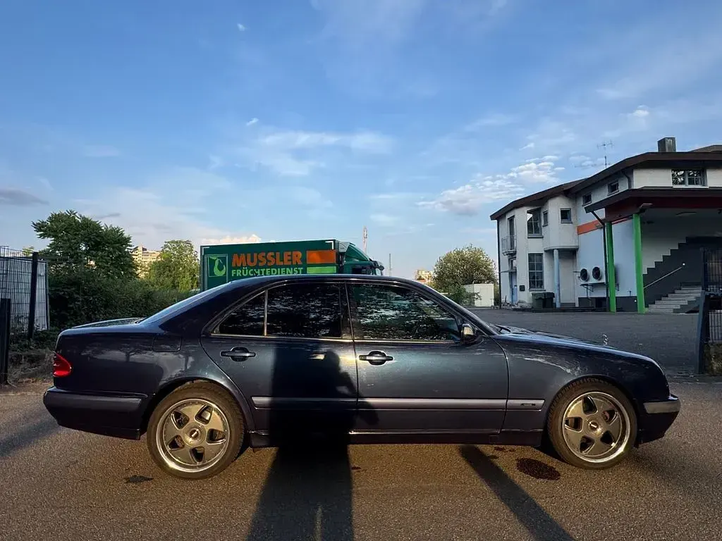 Gebraucht Mercedes E220 Classic 143 PS (105 kW) 1999 Blau Limousine