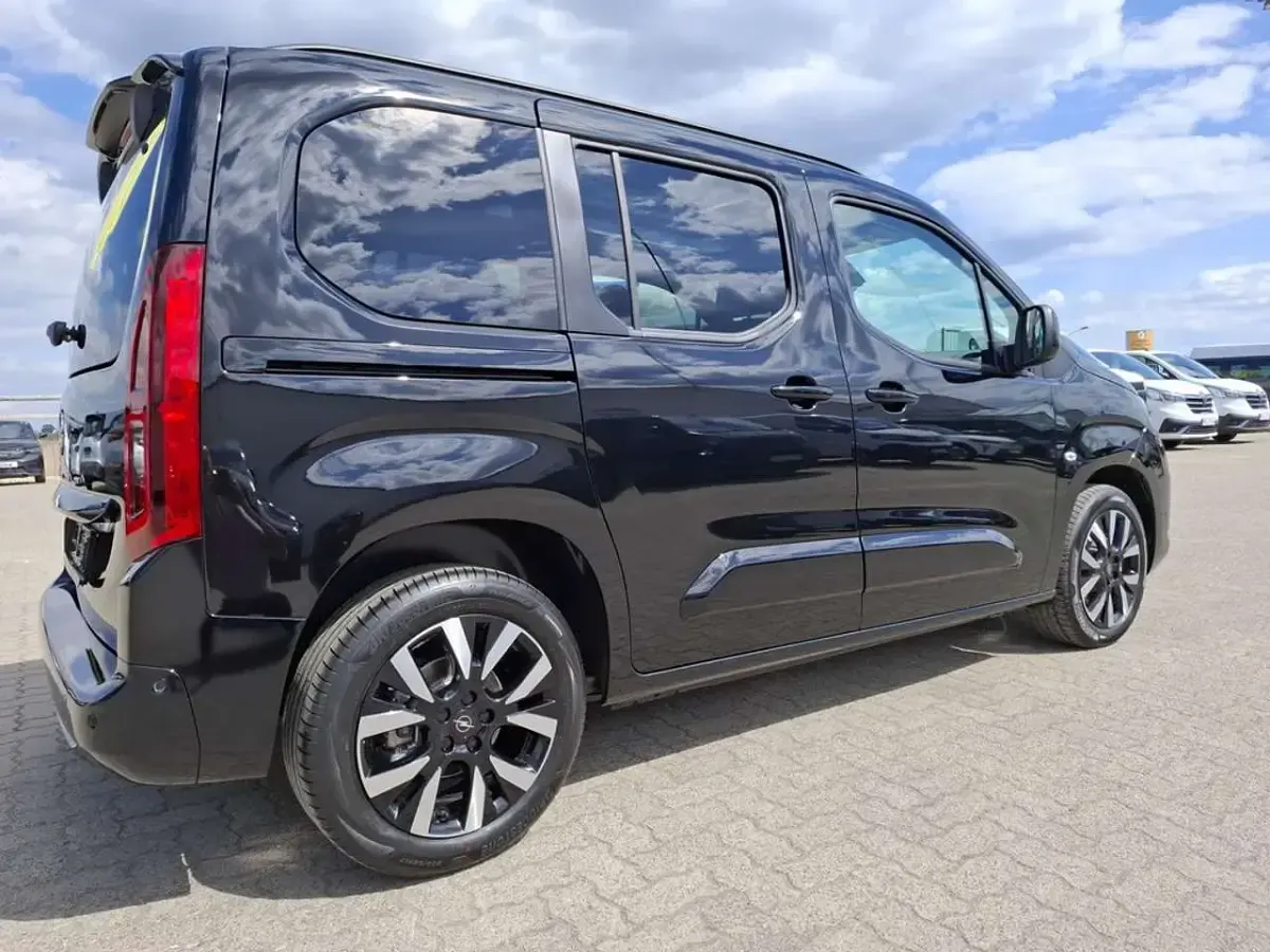 Gebraucht Opel Combo Life 131 PS (96 kW) 2026 Perlschwarz Van / Kleinbus