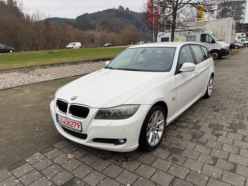 Weiß Gebraucht 2009 BMW 320 Kombi | 3.950 € (Superpreis) - Bild 1/4