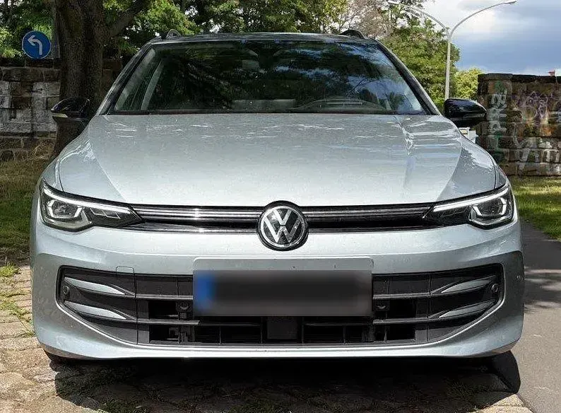 Gebraucht VW Golf VIII 150 PS (110 kW) 2024 Silber Kombi