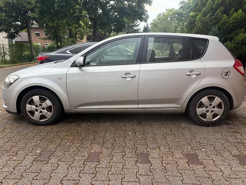 Usado Kia Ceed 116 HP (85 kW) 2013 Cinzento Citadino