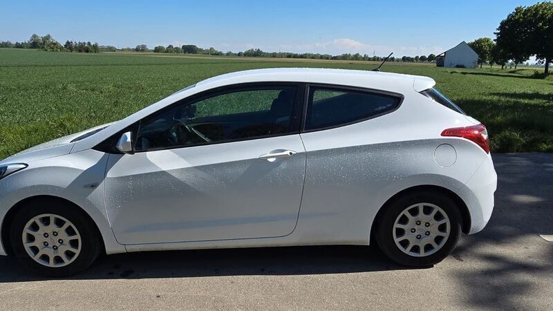 Weiß Gebraucht 2015 Hyundai i30 Classic Limousine | 6.599 € (Guter Preis) - Bild 1/4