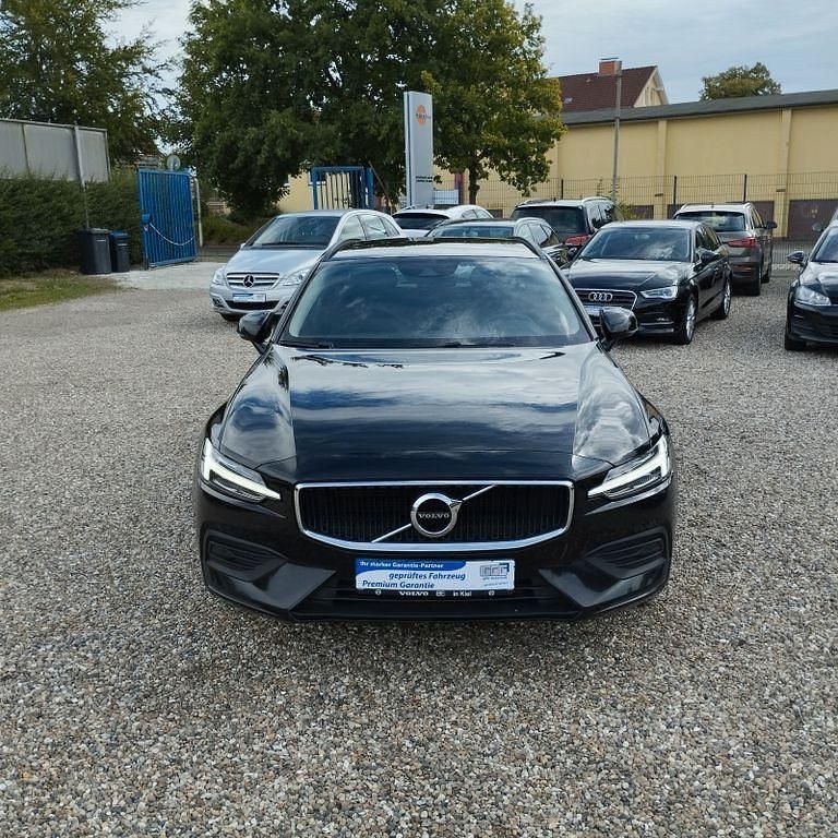 Schwarz Gebraucht 2020 Volvo V60 Momentum Kombi | 14.000 € (Fairer Preis) - Bild 1/4