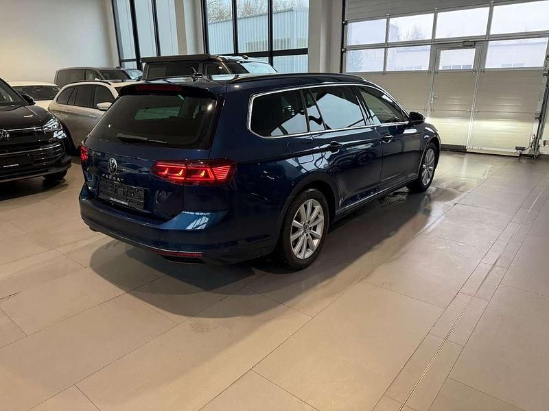 Gebraucht VW Passat 150 PS (110 kW) 2023 Aquamarinblau metallic Kombi