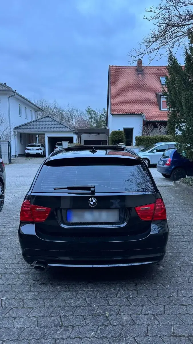 Gebraucht BMW 320 184 PS (135 kW) 2010 Schwarz Kombi
