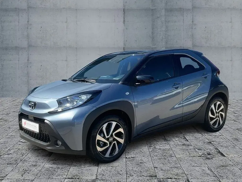 Neu Toyota Aygo X 72 PS (52 kW) 2025 Celestite grey (1k3)/ black mi SUV