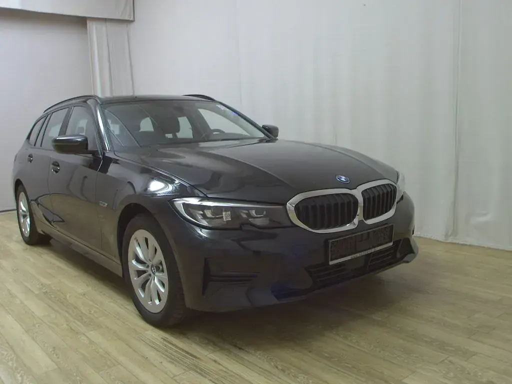 Gebraucht BMW 320e Sport Line 204 PS (150 kW) 2022 Schwarz Kombi
