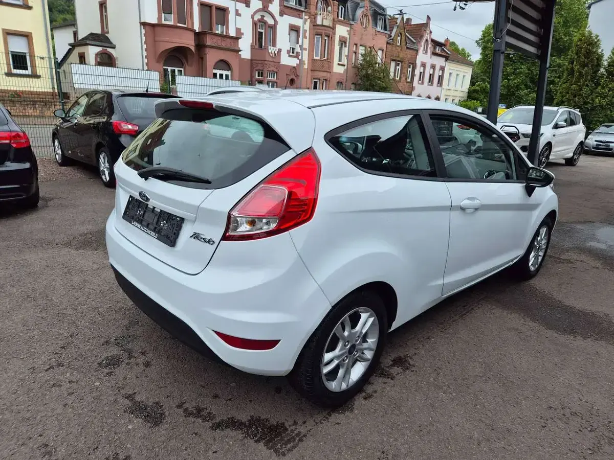 Gebraucht Ford Fiesta 60 PS (44 kW) 2017 Weiß Kleinwagen