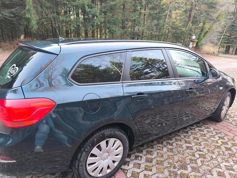 Gebraucht Opel Astra 110 PS (80 kW) 2014 Grün Kombi