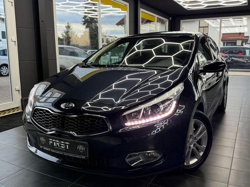 Gebraucht Kia Ceed DREAM-TEAM Edition 99 PS (72 kW) 2015 Schwarz Kleinwagen