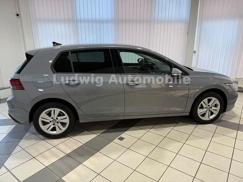 Gebraucht VW Golf Life 110 PS (80 kW) 2024 Grau Limousine
