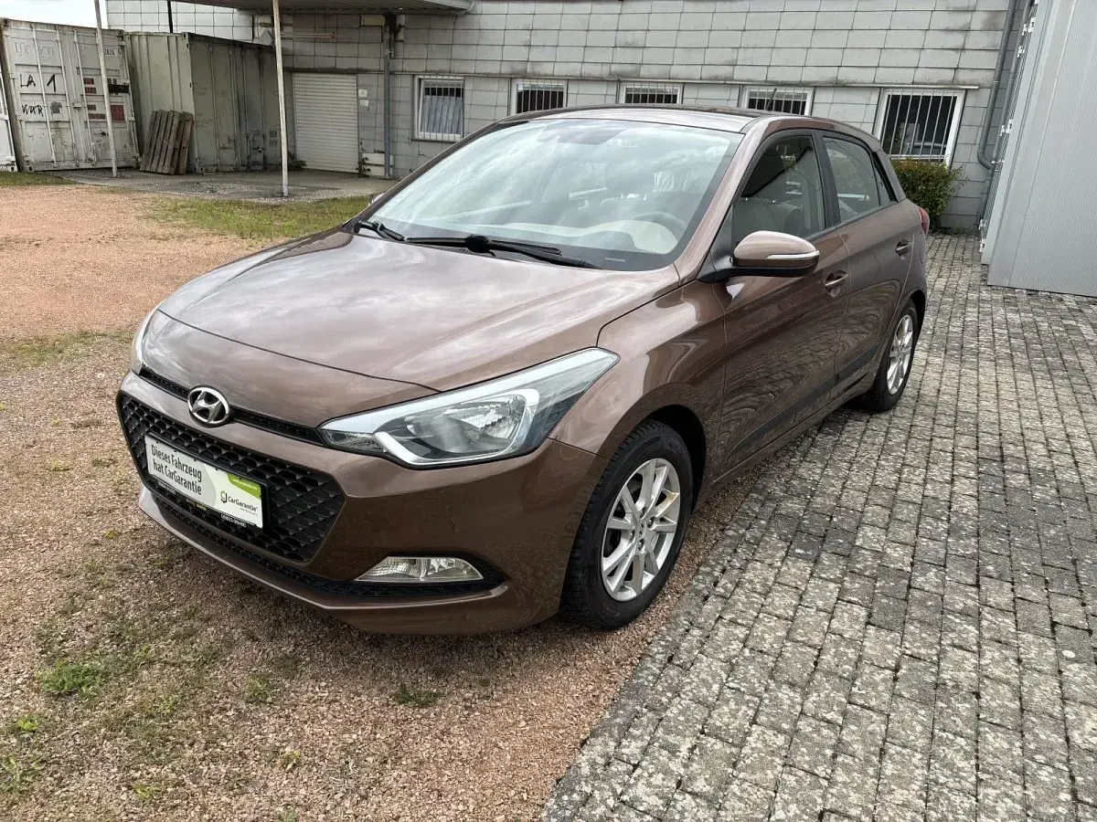 Gebraucht Hyundai i20 YES! Silver 101 PS (74 kW) 2015 Cashmere brown Limousine