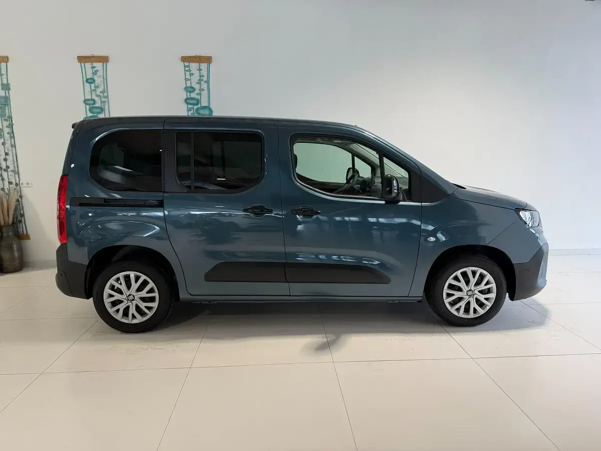Neu Fiat Doblò Tech 102 PS (75 kW) 2026 528 blau metallic Van / Kleinbus