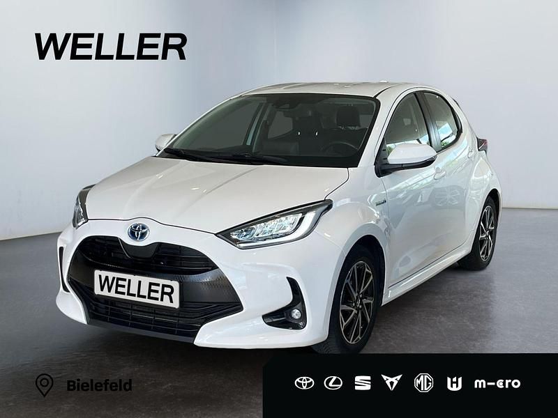 Weiss Gebraucht 2021 Toyota Yaris Hybrid Team Kleinwagen | 17.990 € (Fairer Preis) - Bild 1/3