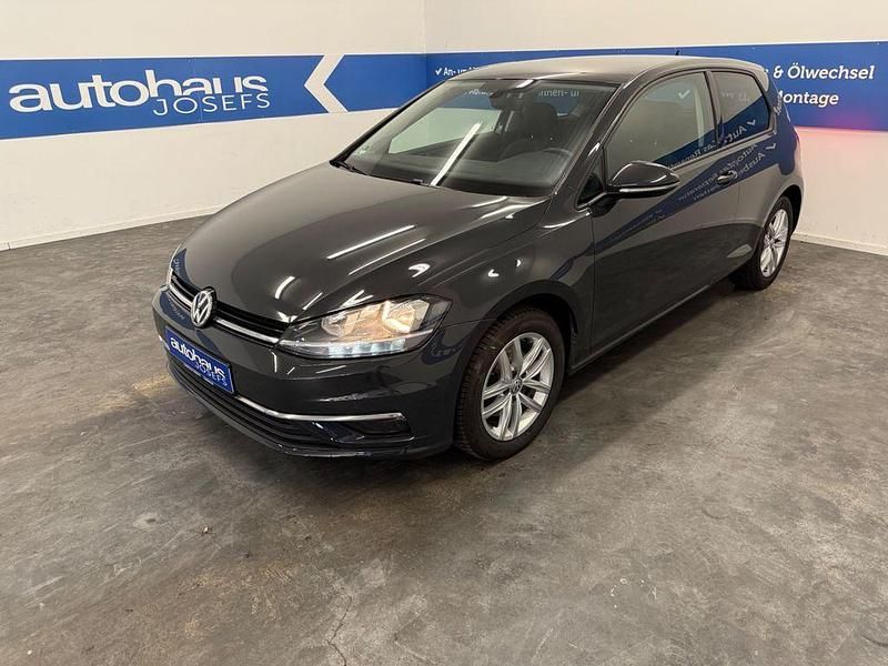Grau Gebraucht 2017 VW Golf VII Comfortline Limousine | 9.999 € (Superpreis) - Bild 1/4