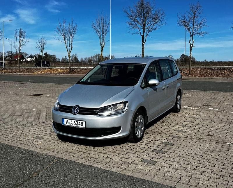 Second-hand VW Sharan 150 CP (110 kW) 2011 Argintiu Monovolum
