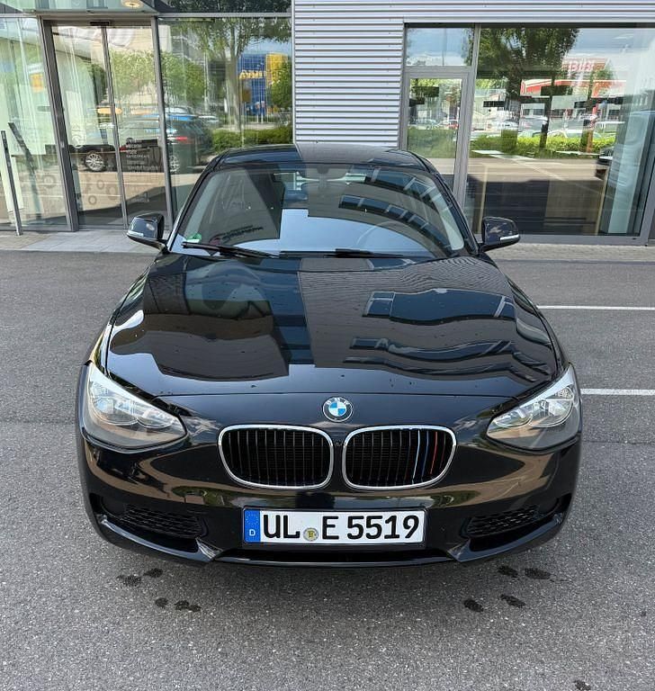 Schwarz Gebraucht 2013 BMW 114 Sport Line Kleinwagen | 7.100 € (Fairer Preis) - Bild 1/4