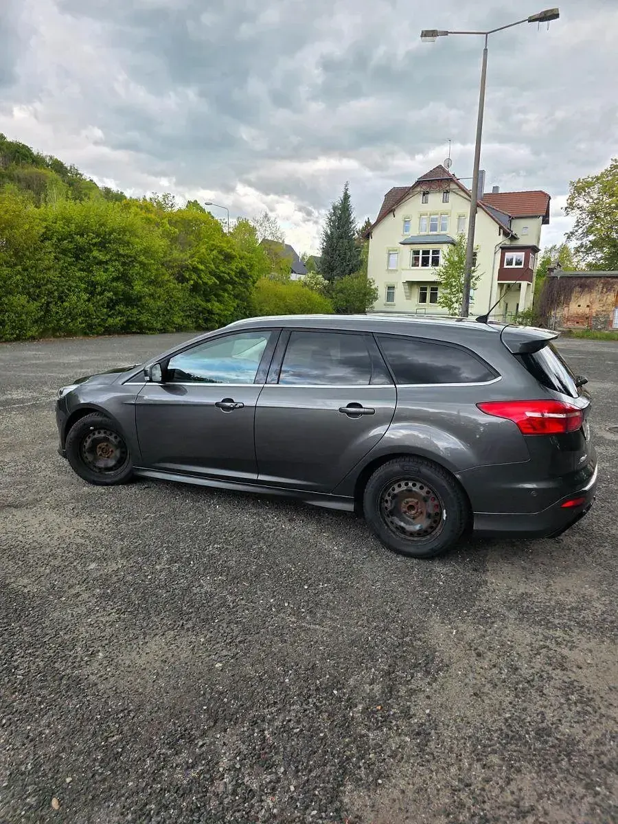 Usado Ford Focus ST-Line 182 CV (133 kW) 2015 Gris Familiar