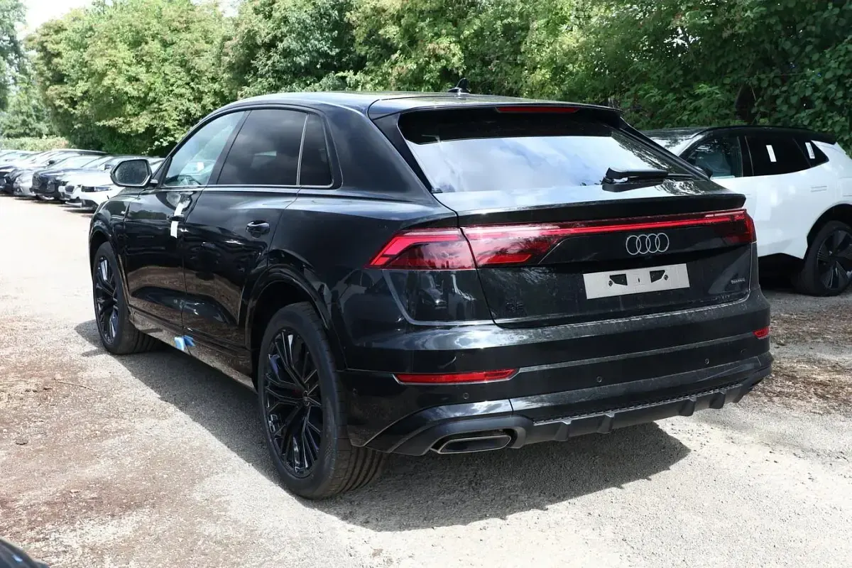 Neu Audi Q8 S-Line 286 PS (210 kW) 2026 Mythosschwarz metallic SUV