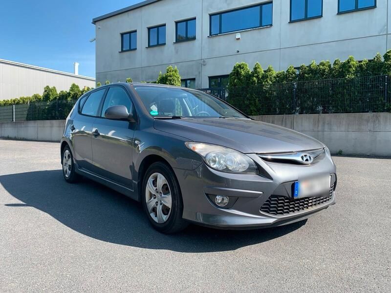 Grau Gebraucht 2010 Hyundai i30 Kleinwagen | 3.990 € (Guter Preis) - Bild 1/4