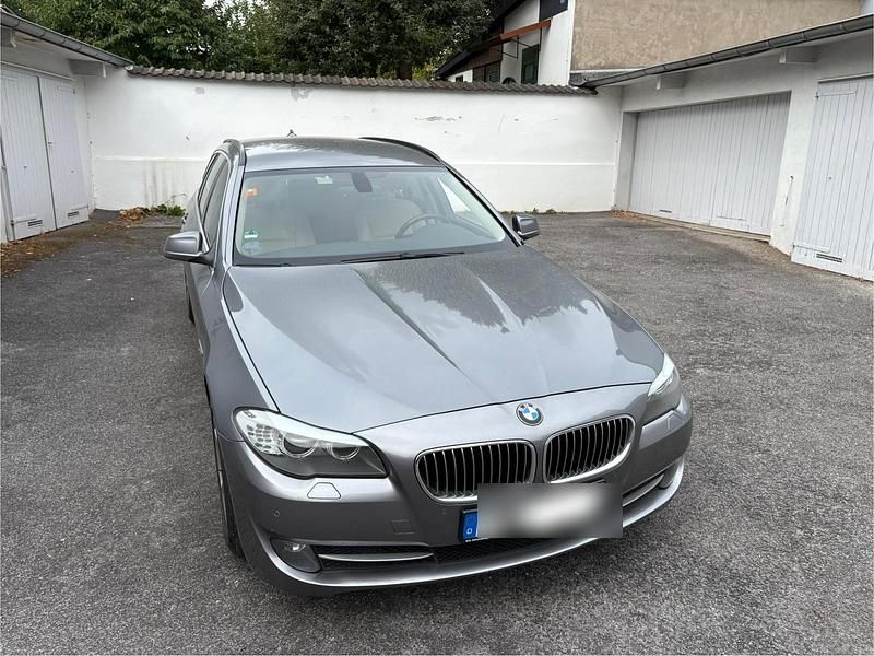 Grau Gebraucht 2011 BMW 525 Kombi | 7.490 € (Superpreis) - Bild 1/4