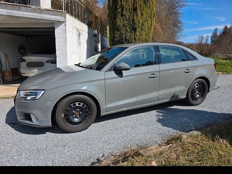 Gebraucht Audi A3 116 PS (85 kW) 2019 Grau Limousine