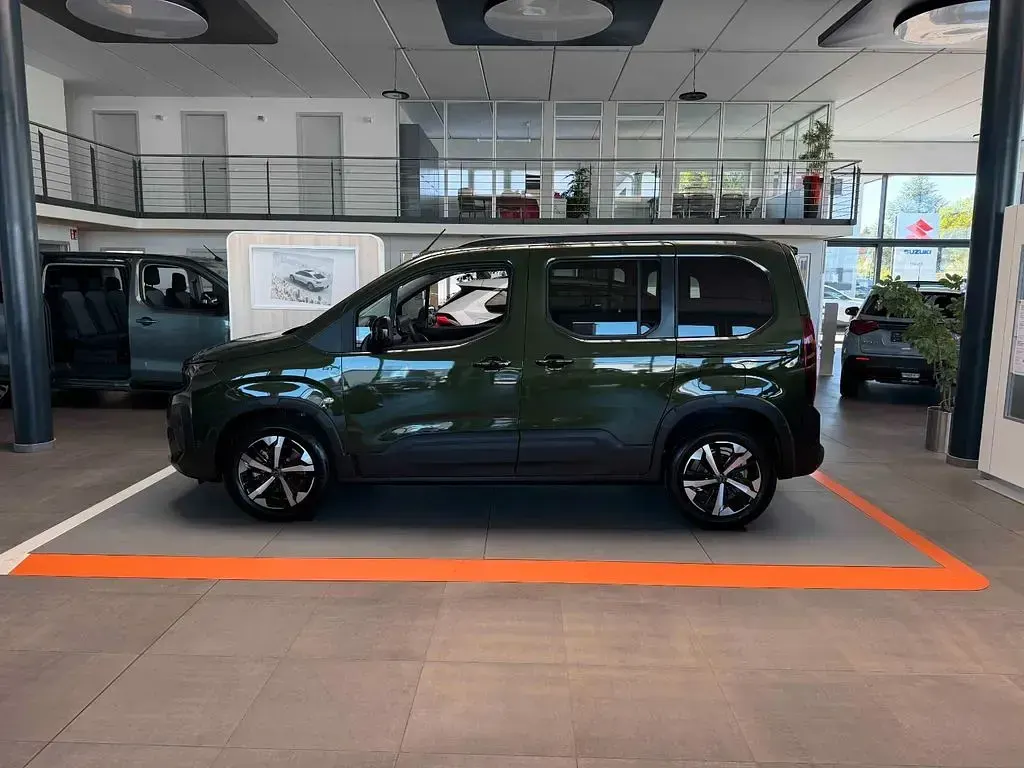 Neu Peugeot Rifter GT 131 PS (96 kW) 2026 Grün Van / Kleinbus
