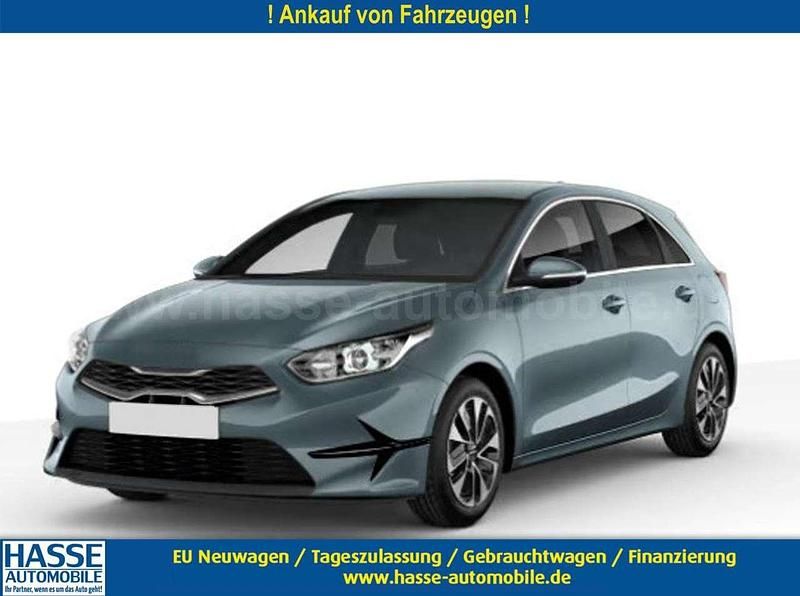 Neu Kia Ceed Gold 140 PS (102 kW) 2025 Yucca stahlgrau metallic Kleinwagen