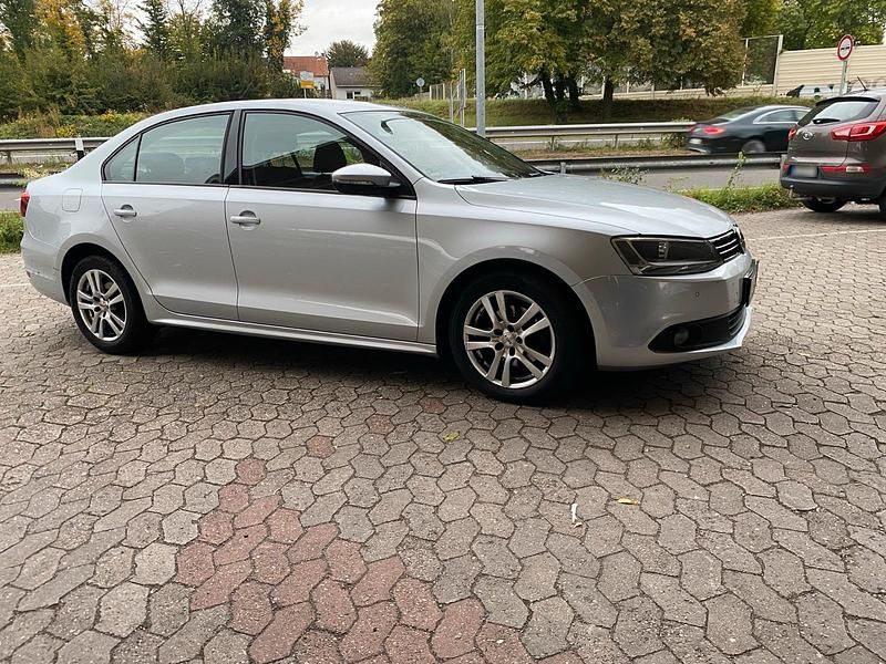 Gebraucht VW Jetta 105 PS (77 kW) 2011 Silber Limousine