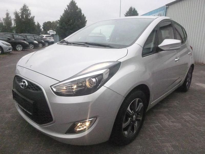 Silber Gebraucht 2017 Hyundai ix20 Van / Kleinbus | 12.799 € (Fairer Preis) - Bild 1/4