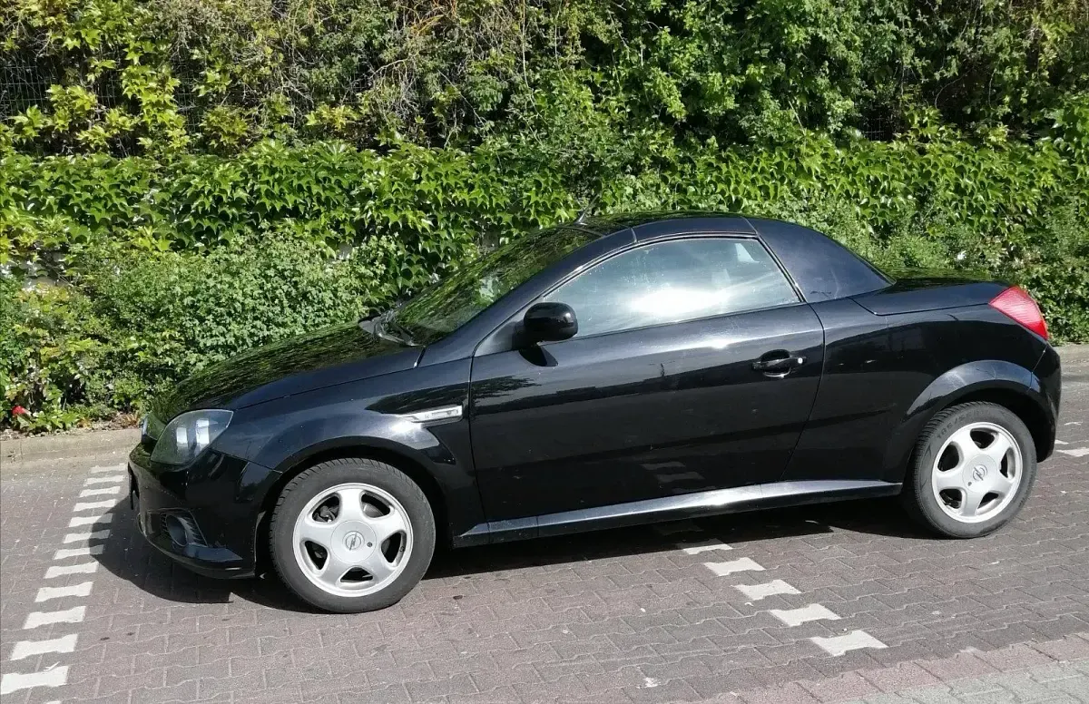 Używany Opel Tigra 125 KM (91 kW) 2005 Czarny Kabriolet