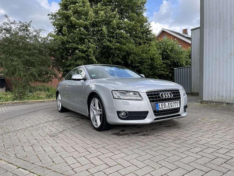 Grau Gebraucht 2011 Audi A5 Coupé | 6.100 € (Superpreis) - Bild 1/4
