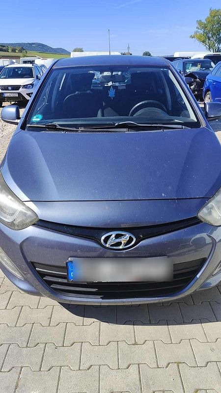 Grau Gebraucht 2013 Hyundai i20 Limousine | 2.000 € (Superpreis) - Bild 1/4