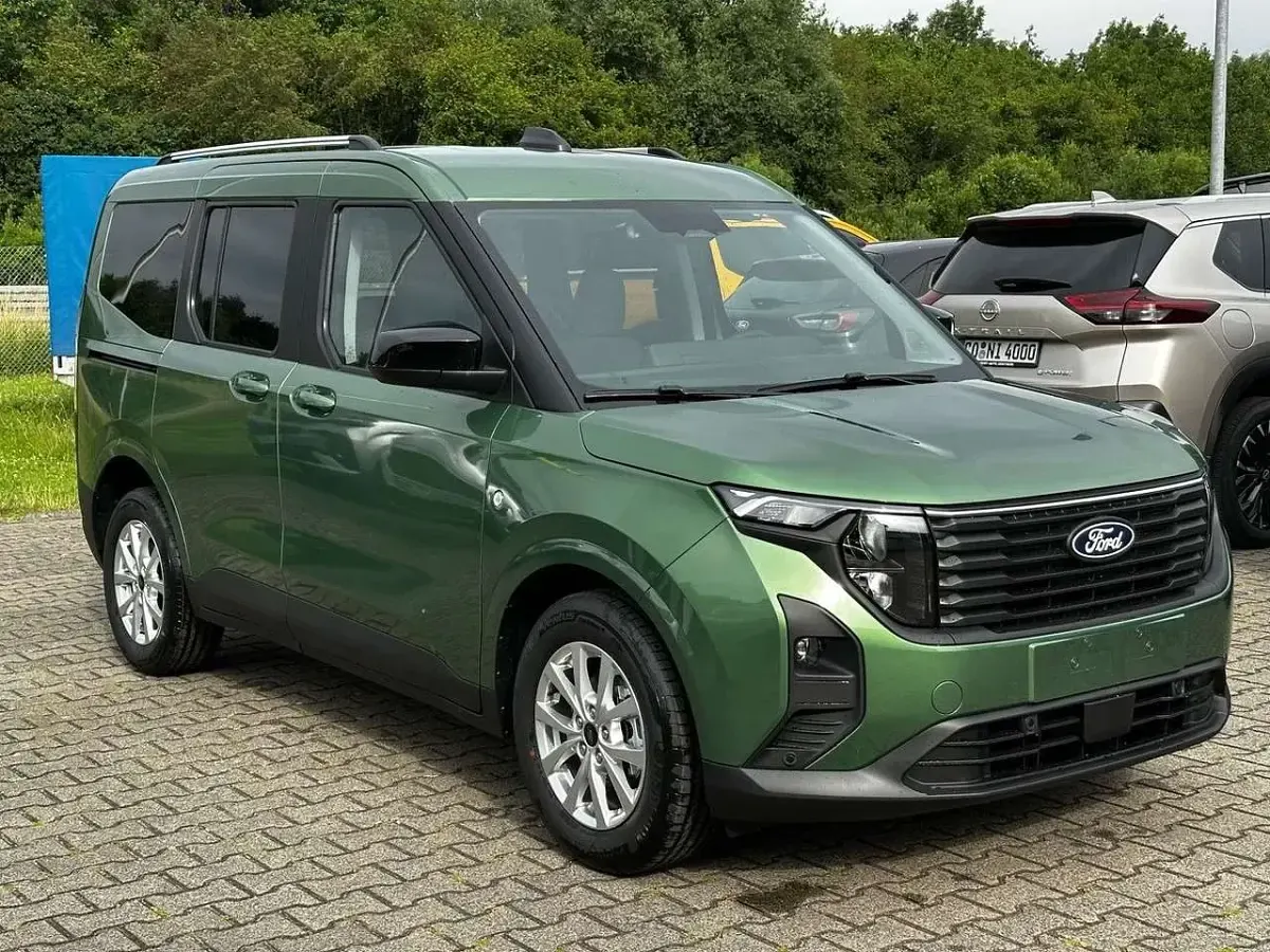 Neu Ford Tourneo Courier Titanium 125 PS (91 kW) 2026 Grün Van / Kleinbus