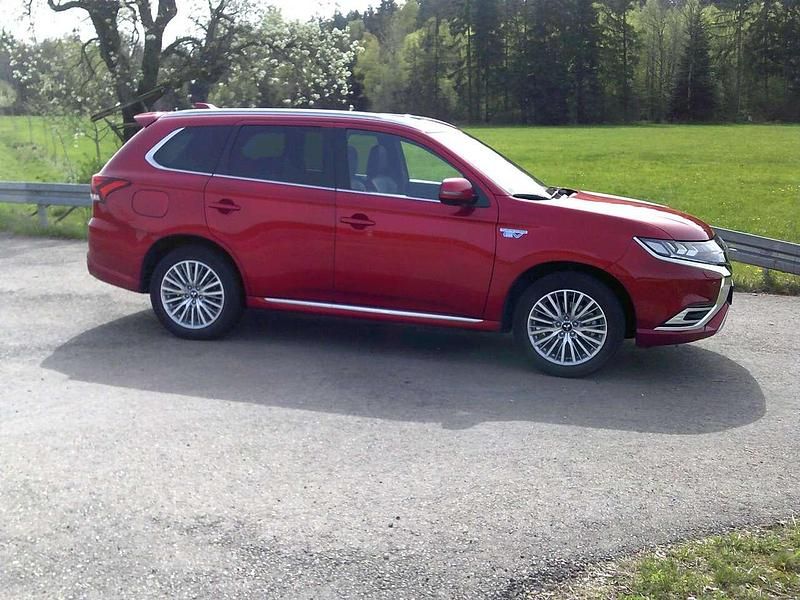 Rot Gebraucht 2021 Mitsubishi Outlander P-HEV Top SUV | 23.900 € (Fairer Preis) - Bild 1/4