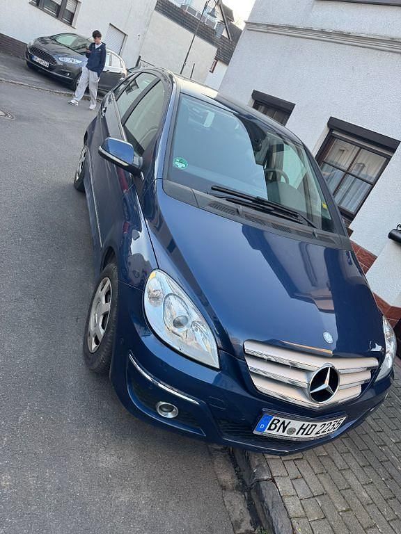 Blau Gebraucht 2010 Mercedes B180 Van / Kleinbus | 8.250 € (Teuer) - Bild 1/1