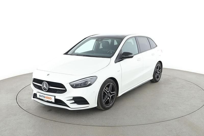 Weiß Gebraucht 2022 Mercedes B180 AMG line Van / Kleinbus | 25.100 € (Fairer Preis) - Bild 1/3