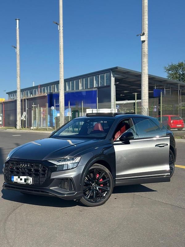 Grau Gebraucht 2021 Audi SQ8 Comfort SUV | 73.500 € (Etwas zu teuer) - Bild 1/4